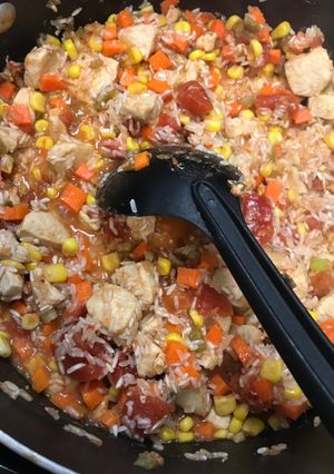 Una foto de Arroz con pollo y maíz