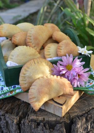 Una foto de Empanaditas de dulce con masa de queso💫
