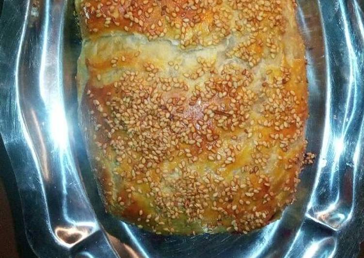 Pastel de hojaldre con carne picada y verduras