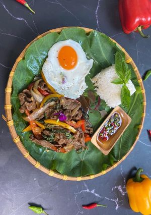 Hình của món 📣 Thịt bò xào húng quế kiểu Thái 🥩🫑🧅🌿.
