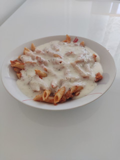 Una foto de Macarrones con bechamel de romero y guindilla