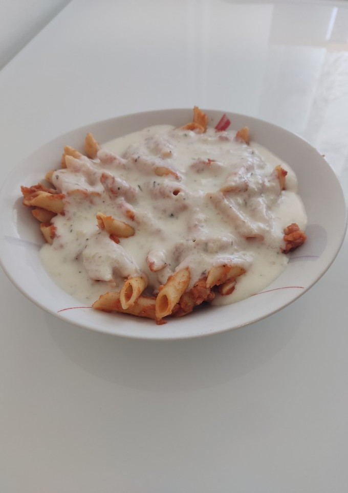 Una foto de Macarrones con bechamel de romero y guindilla