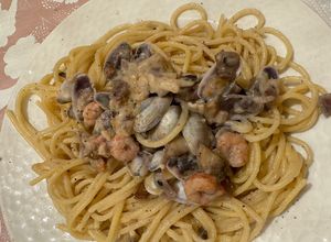 Una foto de Espaguetis cremosa amb gambes, tellerines, xampinyons i formatges