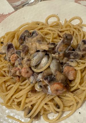 Una foto de Espaguetis cremosa amb gambes, tellerines, xampinyons i formatges