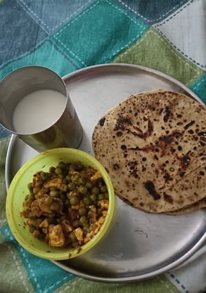 मटर पनीर (matar paneer recipe in Hindi) रेसिपी मुख्य फोटो