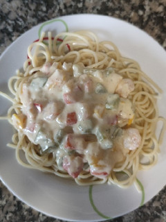 Una foto de Espaguetis carbonara vegetal con gambas