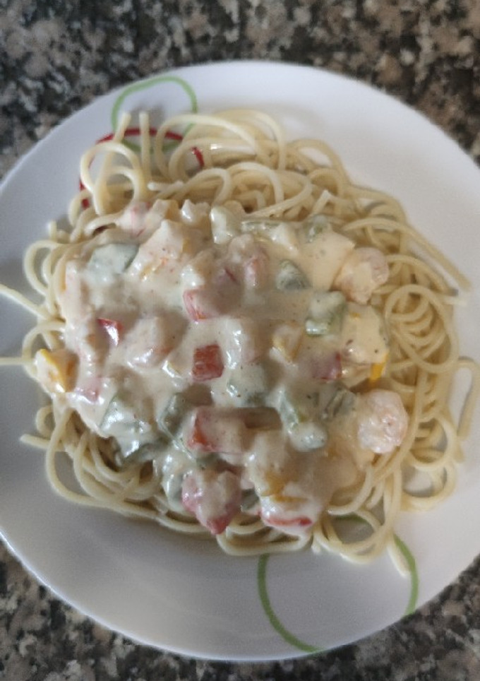 Una foto de Espaguetis carbonara vegetal con gambas