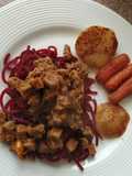 Spaghetti de remolacha con trocitos de cerdo y verduras al vapor