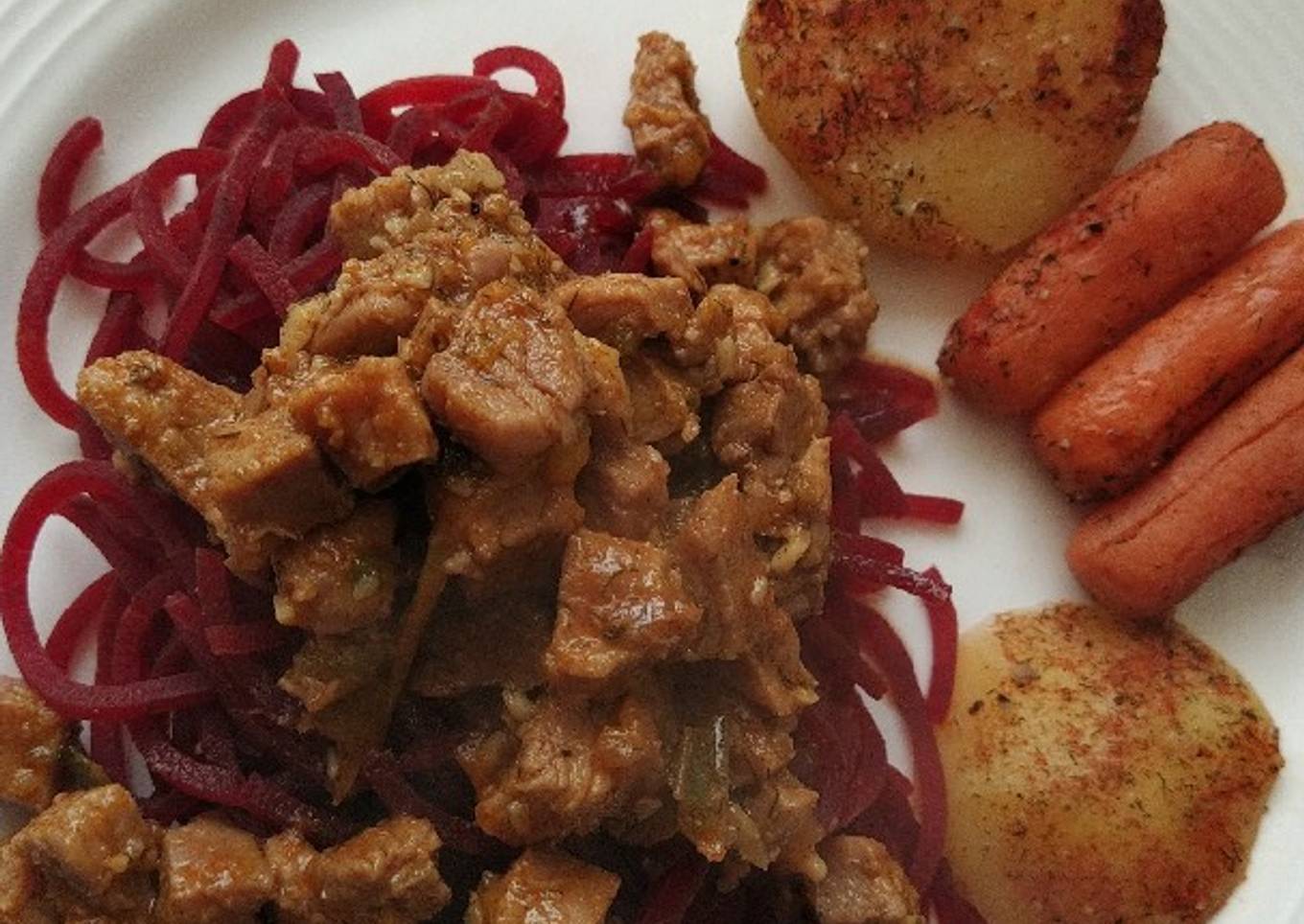 Spaghetti de remolacha con trocitos de cerdo y verduras al vapor