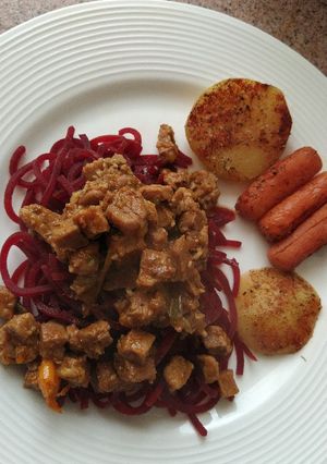 Una foto de Spaghetti de remolacha con trocitos de cerdo y verduras al vapor