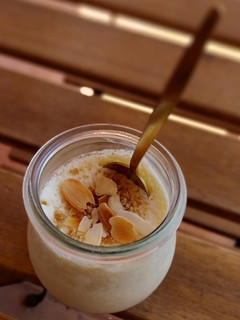 Una foto de Mousse de chocolate blanco con galleta