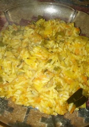 Una foto de Arroz con verduras, caldo y papas peruana