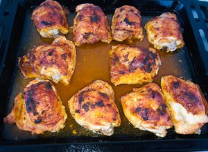 Una foto de Pollo asado con adobo a mi estilo