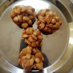 A picture of Groundnut laddu.