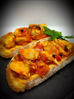 Una foto de Tostas de mejillones en escabeche
