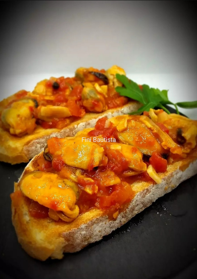 Una foto de Tostas de mejillones en escabeche