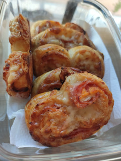 Una foto de Palmeritas saladas estilo pizza!