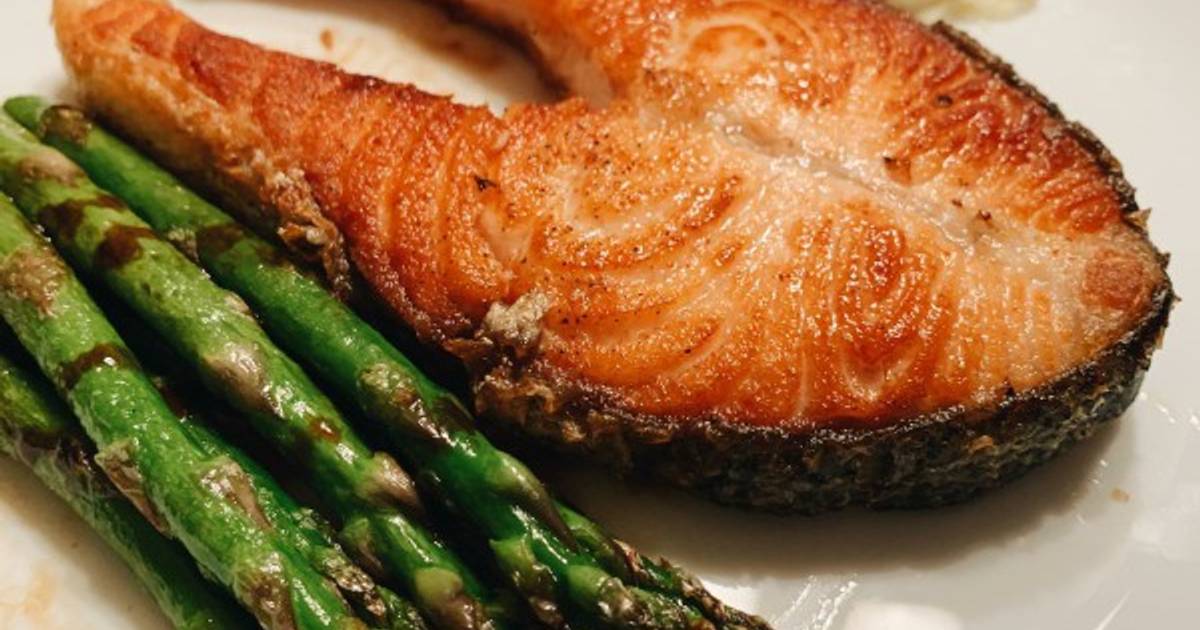 Salmón a la plancha con trigueros salteados y puré de patatas Receta de