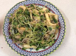 Hình của món Nấm đông cô xào rau mầm.