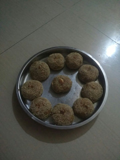 ઘઉં ના લાડવા (Ghau Na Ladva Recipe In Gujarati) રેસીપી મુખ્ય ફોટો