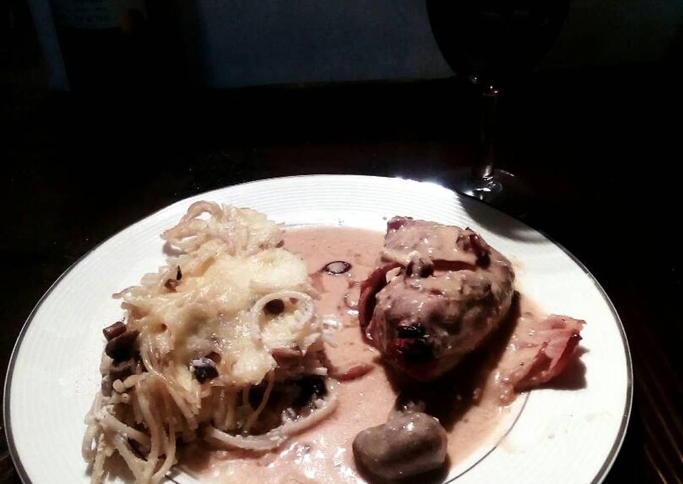 Codornices horneadas, salsa de arándanos al chilpotle y pasta