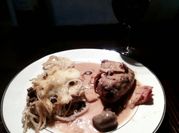 Una foto de codornices en cazuela