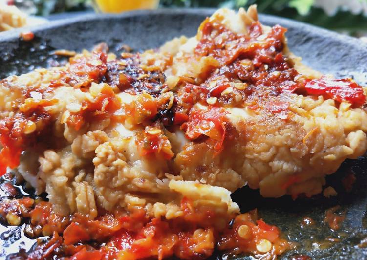 Cara Gampang Menyiapkan Ayam geprek kriuk, Enak Banget