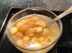 Hình của món Chè hạt sen long nhãn khô.