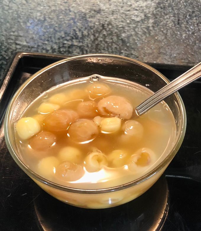 Hình của món Chè hạt sen long nhãn khô.