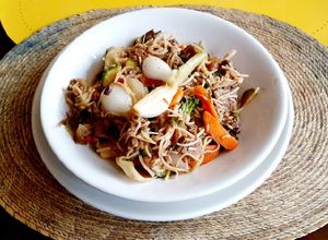 Una foto de Pasta oriental con carne y verduras a mi gusto