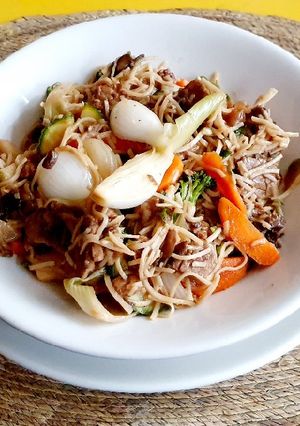 Una foto de Pasta oriental con carne y verduras a mi gusto