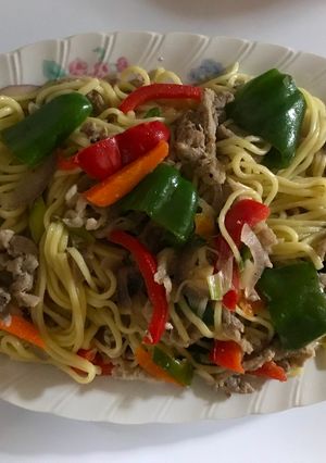 Una foto de Fideos (chinos) con verduras salteadas!