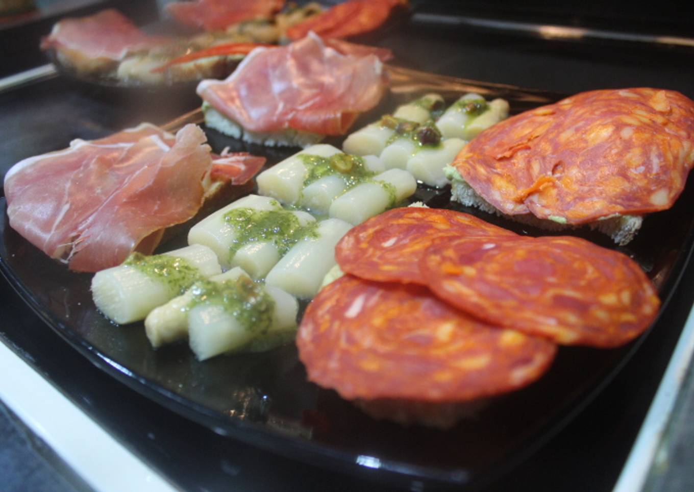 Paté de aguacate con espárragos, chorizo y jamón