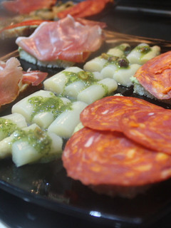 Una foto de Paté de aguacate con espárragos, chorizo y jamón