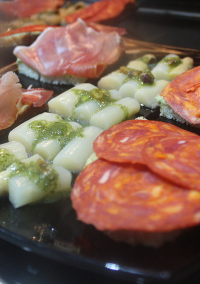 Una foto de Paté de aguacate con espárragos, chorizo y jamón