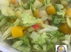 Una foto de Ensalada de lechuga y frutas