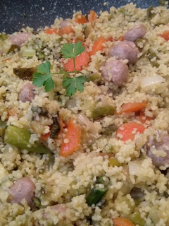 Una foto de Couscous con verduras y salchichas