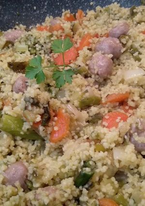 Una foto de Couscous con verduras y salchichas