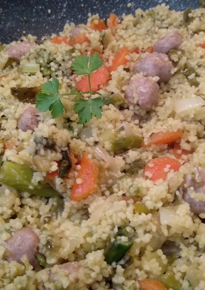 Una foto de Couscous con verduras y salchichas