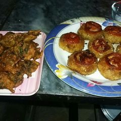 A picture of Badan kay pakoray and alu kabab.