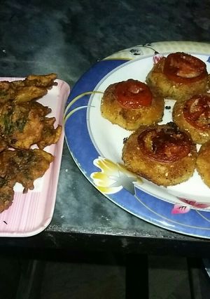 A picture of Badan kay pakoray and alu kabab.