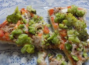Una foto de Pizza con atún y brócoli