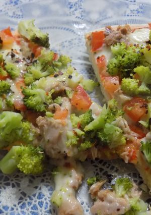 Una foto de Pizza con atún y brócoli