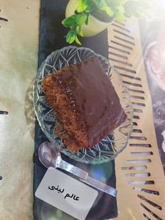 صورة لوصفة كيكة بثلاثة مغارف بذوق كراميل وشكولا