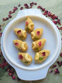 নলেন গুড়ের সন্দেশ (Nolen Gur er sondesh recipe in Bengali) রেসিপির প্রধান ছবি
