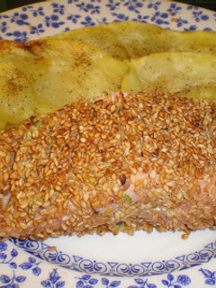Una foto de Lomos de salmón con costra de sésamo, lima y cilantro