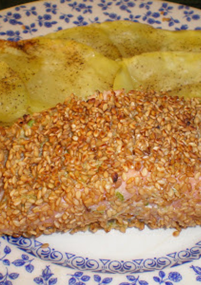 Una foto de Lomos de salmón con costra de sésamo, lima y cilantro