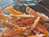 Cáscaras de naranjas confitadas