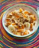 Postre-desayuno nutritivo y saludable con yogurt de kéfir