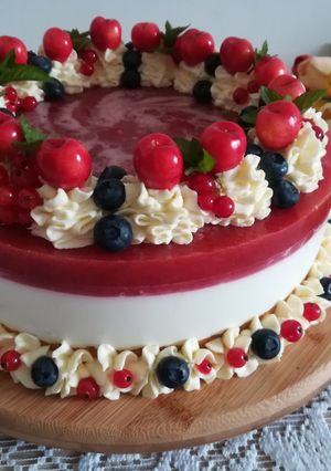 Zdjęcie przepisu Tort serowy z żelką truskawkową.